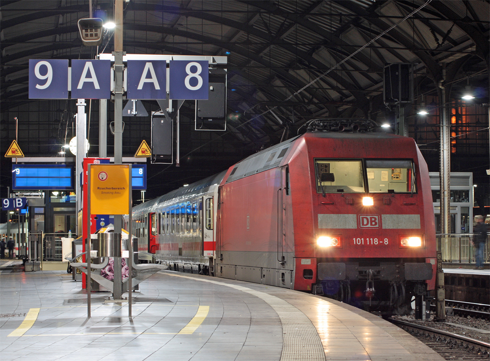 101 118-8 mit dem IC1919 aus Leipzig nach Kln Hbf beim Halt in Aachen Hbf, 31.10.10