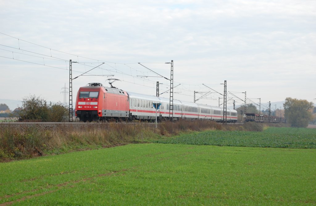 101 118-8 mit IC 2048 Leipzig Hbf - Kln Hbf, erreicht in Krze Minden(Westf). 29.10.2011 bei Dankersen