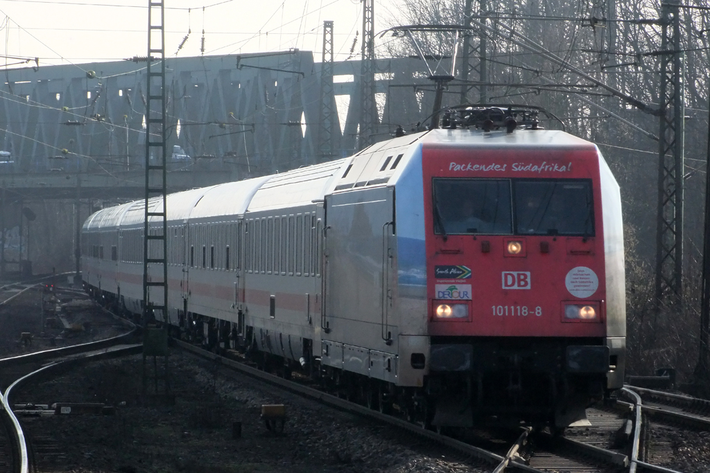 101 118-8 mit IC 2335 nach Norddeich bei der Durchfahrt in Recklinghausen-Sd 18.2.2013