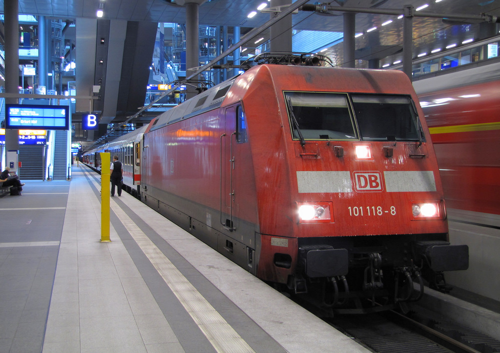 101 118-8 steht mit dem IC 2352 nach Erfurt Hbf im Berliner Hbf bereit. 12.06.2010