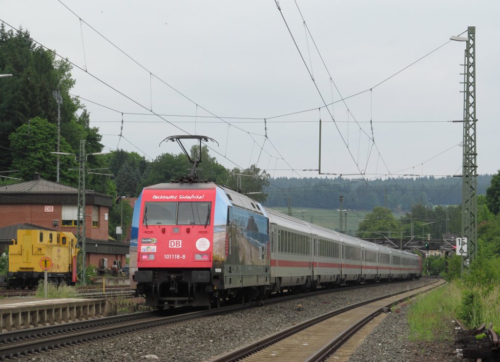 101 118-8  S�dafrika  schiebt am 6. Juni 2012 IC 2208 durch Kronach. 