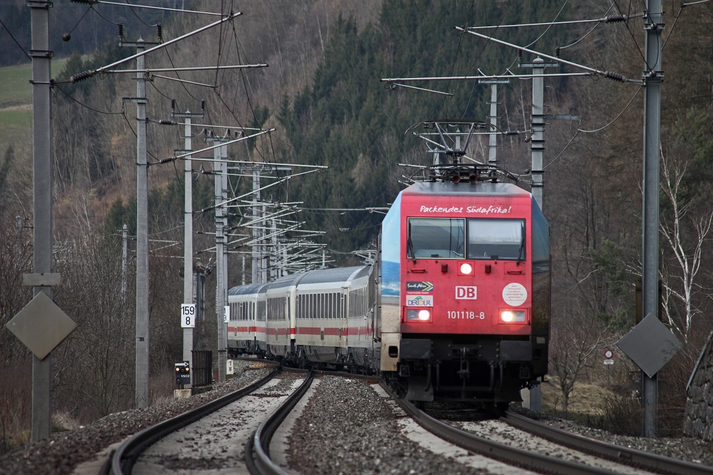 101 118 befhrt mit EC217 am 12.03.2013 gerade die Abzweigung Bruck/Mur belstein.