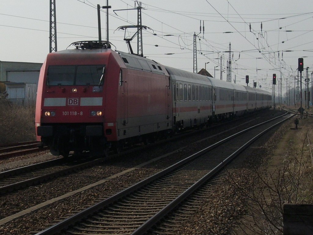 101 118 kam am 26.M�rz 2010 mit dem IC Hannover-Binz in den Bahnhof Bergen/R�gen eingefahren.