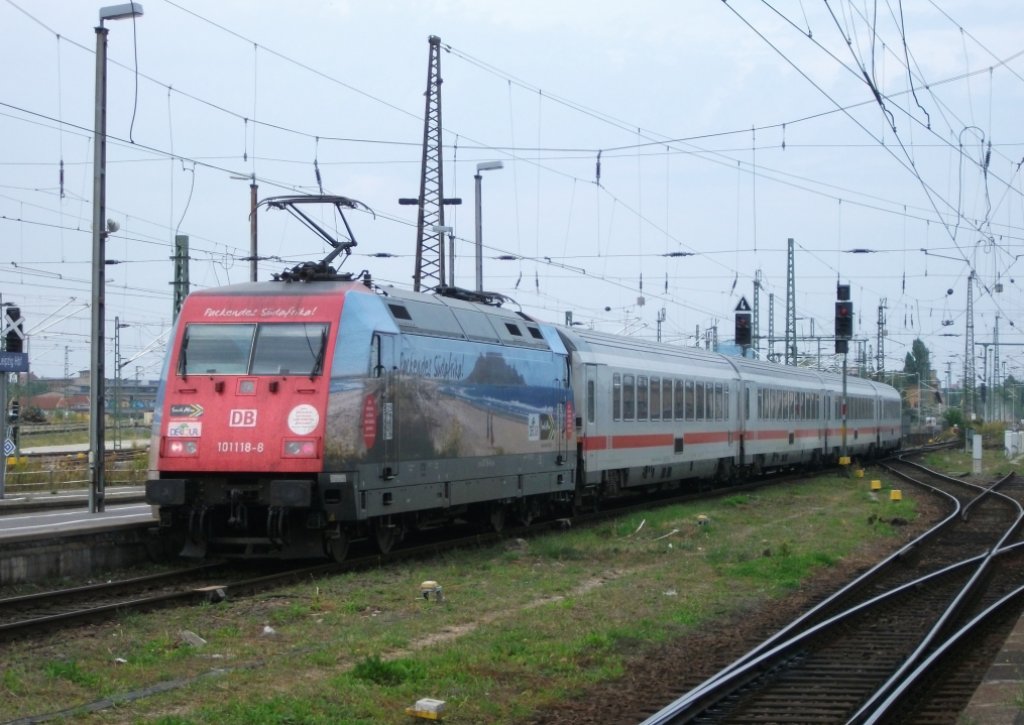 101 118 schiebt am 21.August 2012 den IC 2209 nach Saalfeld(Saale) aus den Leipziger Hbf Richtung Weienfels.
