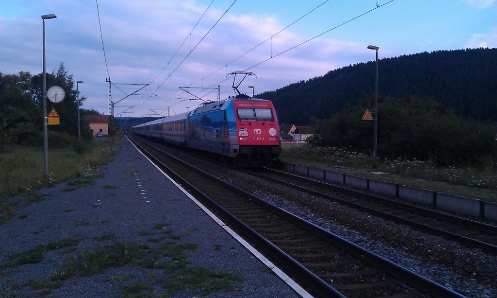 101 118 schiebt am Abend des 10.08.2012 den IC 2209 durch Gundelsdorf. 