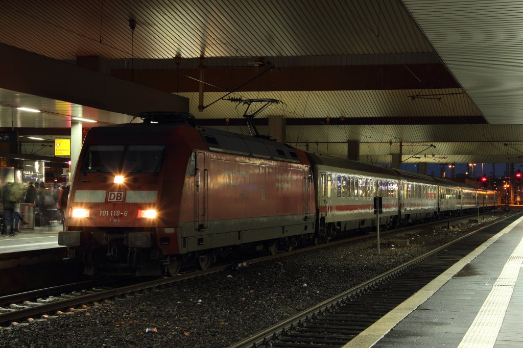 101 119-6 mit dem IC 2403 (Hamburg-Altona - Kln Hbf) in Dsseldorf Hbf am 16.12.2012
