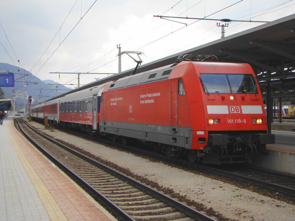101 119-6 mit DRV Hans C. Andersen in Wrgl Hbf. 10.04.2010