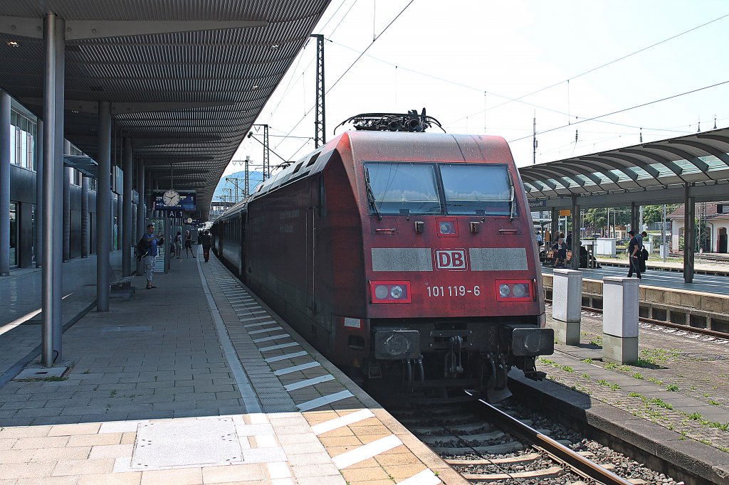 101 119-6 mit EC 8 abgestellt auf Gleis 1 in Freiburg (Brsg) Hbf. Grund fr die Abrstung der Lok war der Falke, den man am ersten Stromabnehmer sehen kann. Nachdem ein Kurzschluss aufgetreten ist, ist die Lok mit aller letzter Kraft in den Hauptbahnhof gefahren und wartet nun auf eine Abschlepplok, die den Zug nach Hamburg weiter befrdern kann