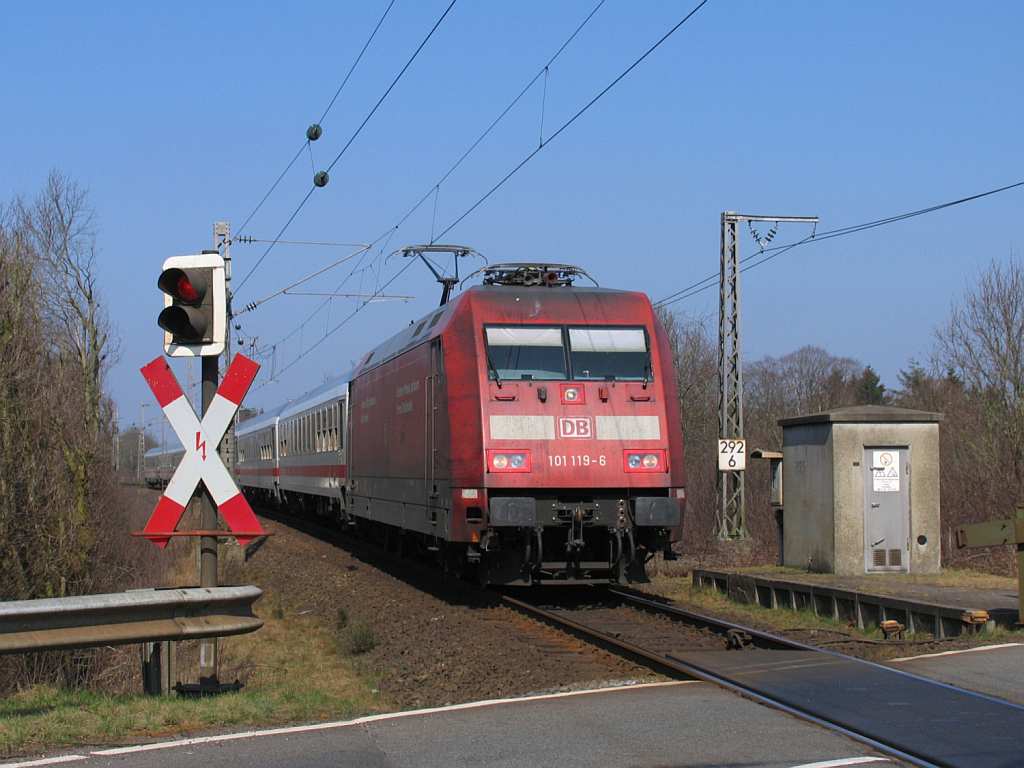 101 119-6 mit IC 132 Nordeich Mole-Luxembourg Hauptbahnhof bei Drpen (B 292.5) am 23-3-2012.