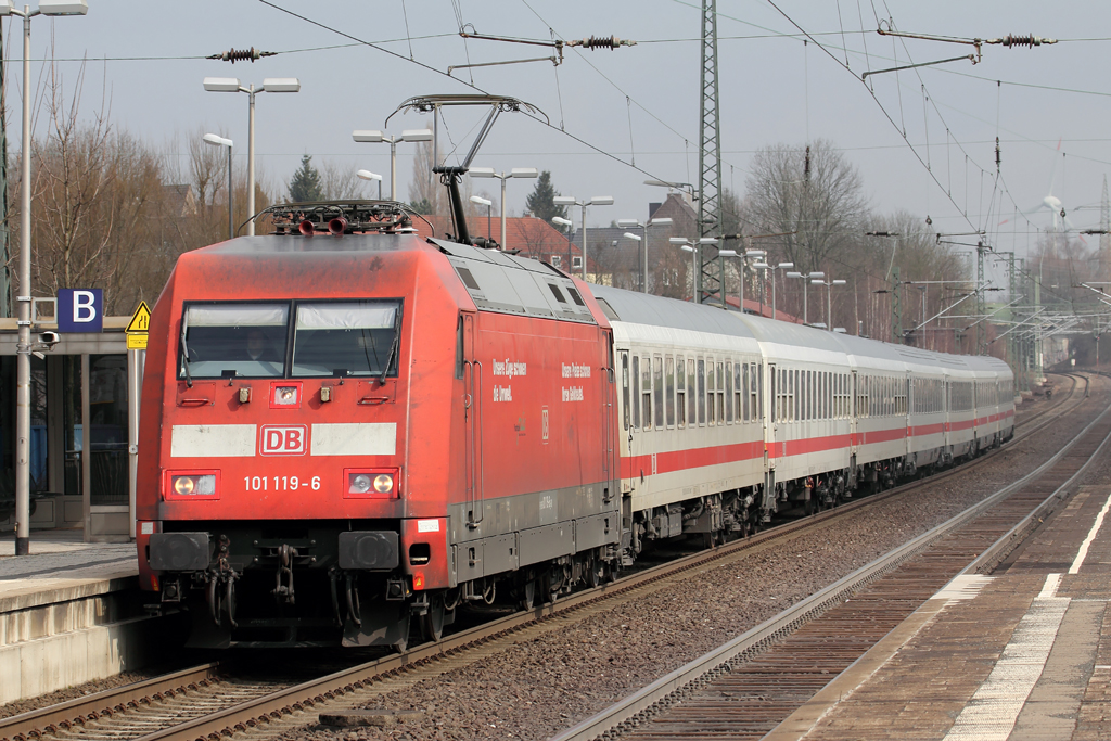101 119-6 mit IC 1936 nach Kln bei der Einfahrt in Recklinghausen 13.4.2013