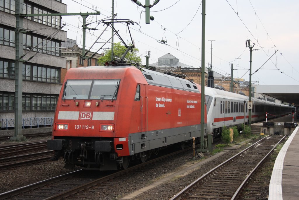 101 119 am 02.05.2010 mit einem IC in Hannover HBF