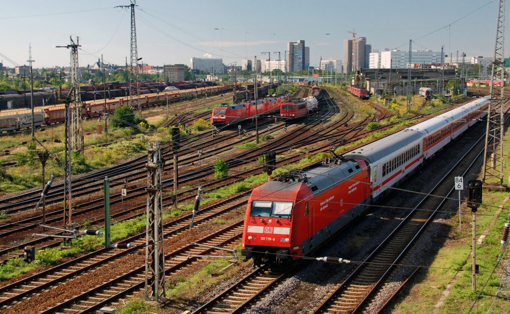 101 119 zieht am 22.08.10 den IC 2130 nach Oldenburg vorbei am Rbf Halle(S) Richtung Magdeburg. Im Zugverband hngen 4 Autozug-Wagen.