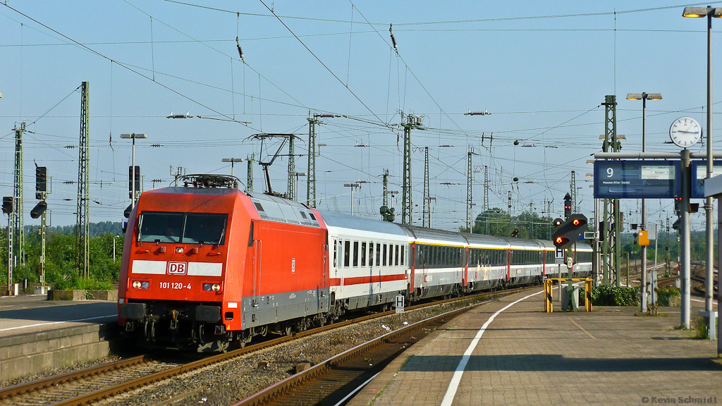 101 120-4 durchfährt mit einem aus deutschen und Schweizer 1.-Klasse-Wagen gebildeten Leerpark den Bahnhof Hamm (Westf) auf Gleis 10 in Richtung Dortmund. (01.08.2011)