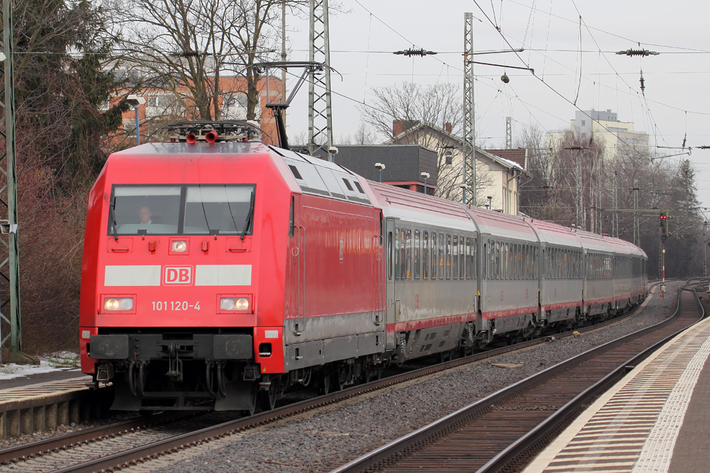 101 120-4 mit IC 119 nach Innsbruck in Bonn-Beuel 16.3.2013