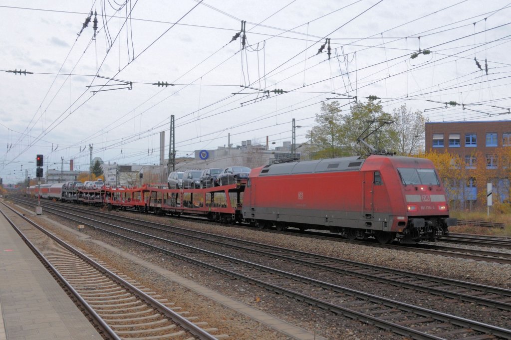 101 120 am 07.11.10 mit dem stark vespteten Autozug aus Hamburg am Heimeranplatz