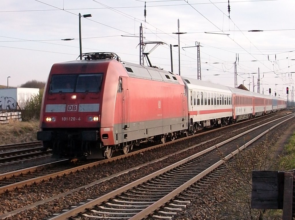 101 120 erreichte mit dem EC 378 Wien-Binz am 23.April 2010 Abend`s den Bahnhof von Bergen/Rgen.