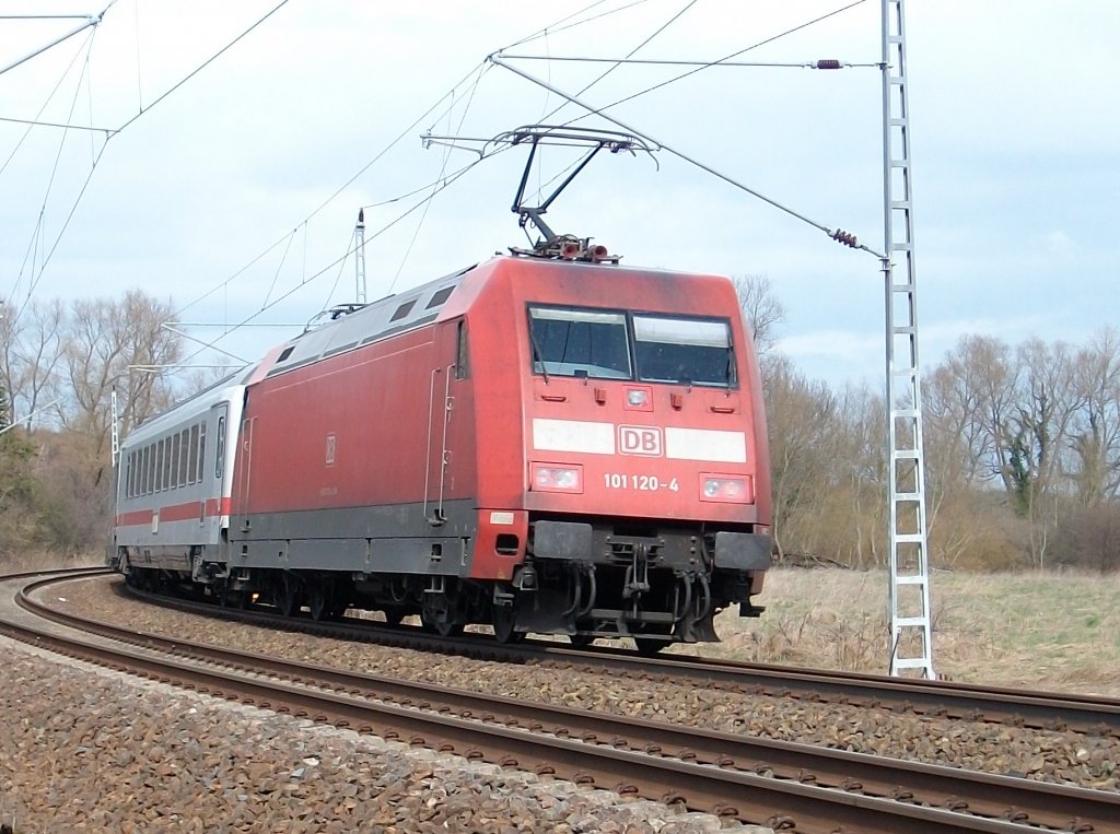 101 120 schob den IC Koblenz-Binz am 10.April 2010 bei Bergen/R�gen �ber R�gen`s Schienen und hat das Endziel Binz in wenigen Kilometer erreicht.F�r den Rest des Tages und die Nacht wird die Lok dann in Binz bleiben und am n�chsten Morgen um 10:29 Uhr ihre Reise mit neuen Ziel Stuttgart beginnen.
