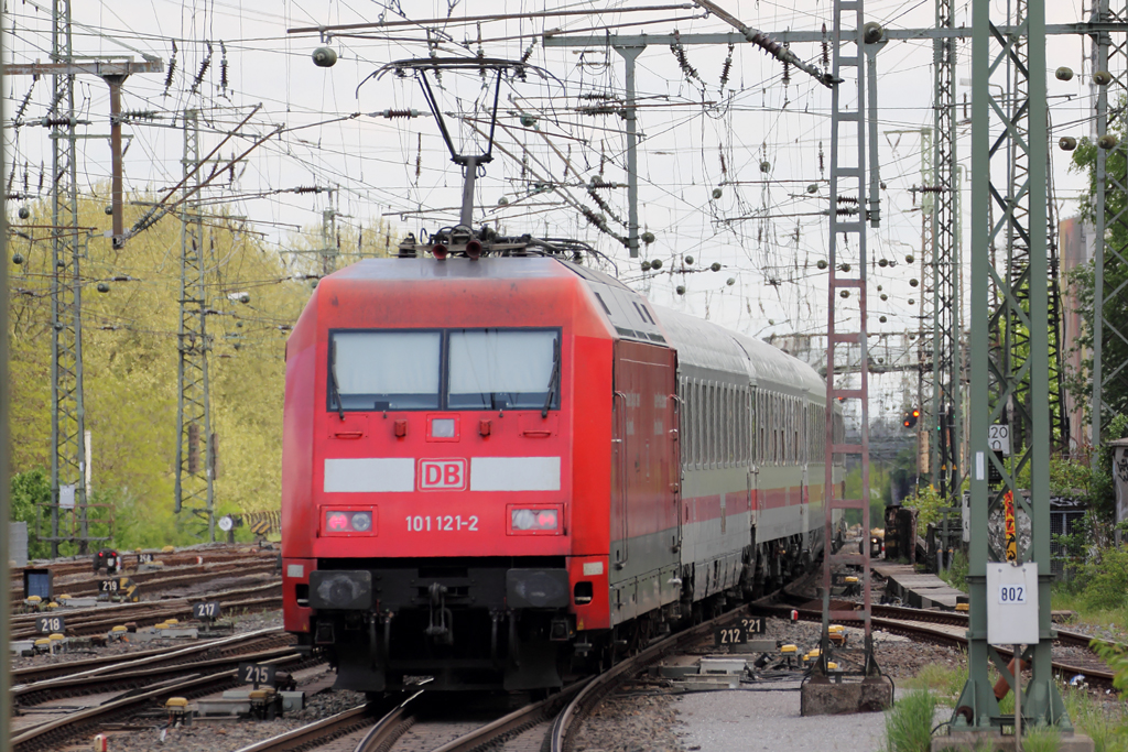 101 121-2 als Schublok hinter IC 2047 nach Leipzig bei der Ausfahrt aus dem Dortmunder Hbf. 9.5.2013