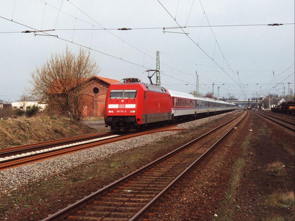 101 121-2 mit IR-zug auf Bahnhof Bohmte am 5-2-2000. Bild und scan: Date Jan de Vries.