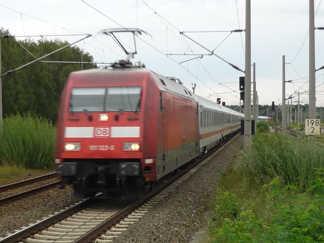 101 122-0 durchfhrt den Bahnhof Gifhorn. Aufgenommen am 22.08.2010.
