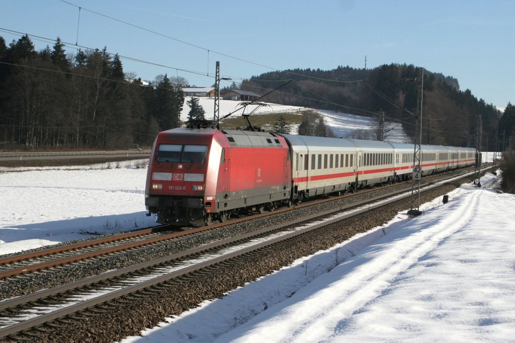 101 122-0 EC 218 nach Frankfurt bei bersee am 06.02.2011