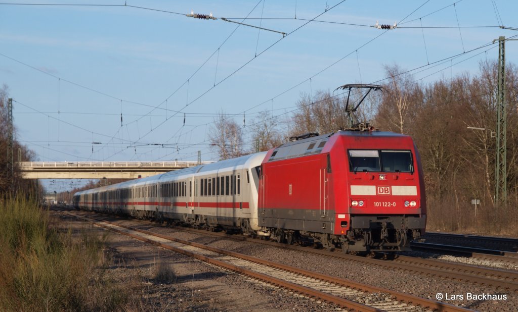 101 122-0 eilt am 24.03.13 mit einem IC gen Rheinland durch Scheeel Richtung Bremen.