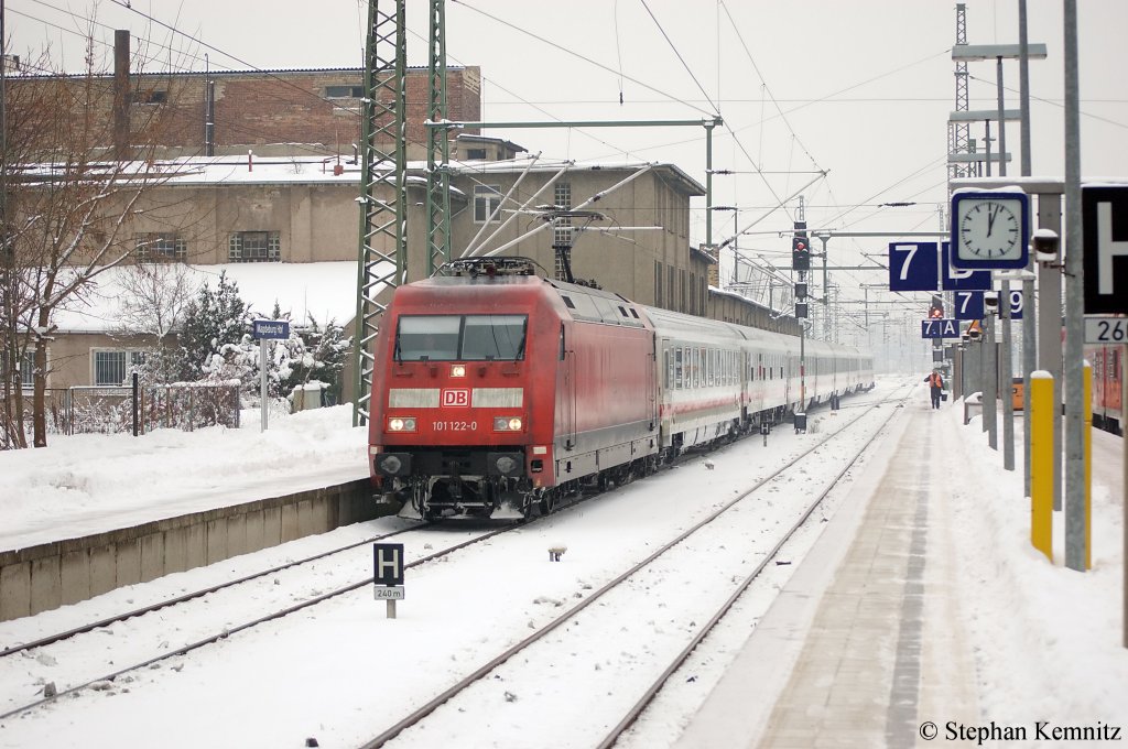 101 122-0 zieht den IC 2443 aus Hannover in den Bahnhof Magdeburg und schiebt ihn dann als IC 2048 nach kurzem haufenhalt zur�ck nach Hannover. 22.12.2010