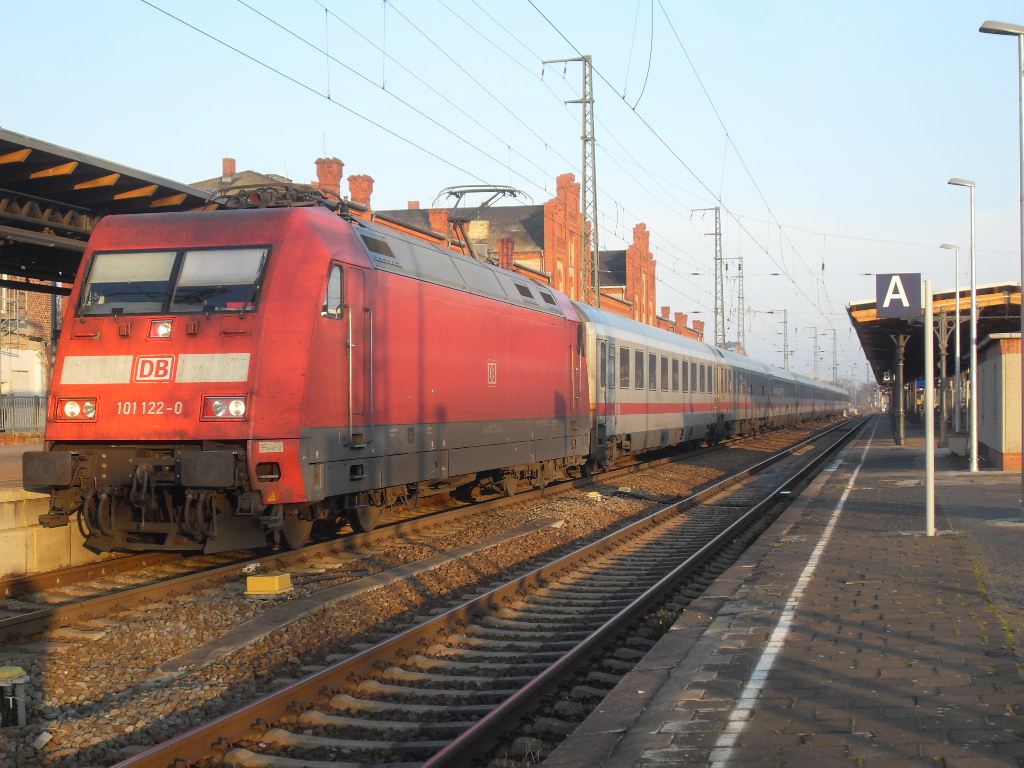 101 122 mit IC 142 nach Schipol am 13.11.2011 in Stendal.