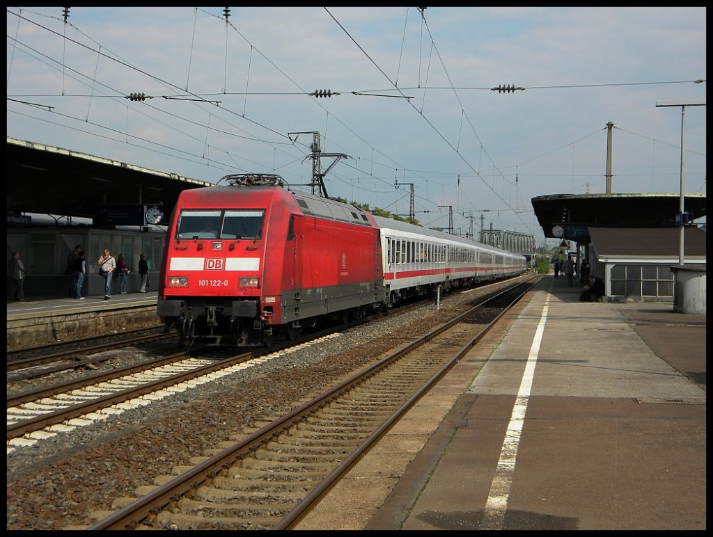101 122 mit IC xxxx bei der Durchfahrt durch Kln Deutz