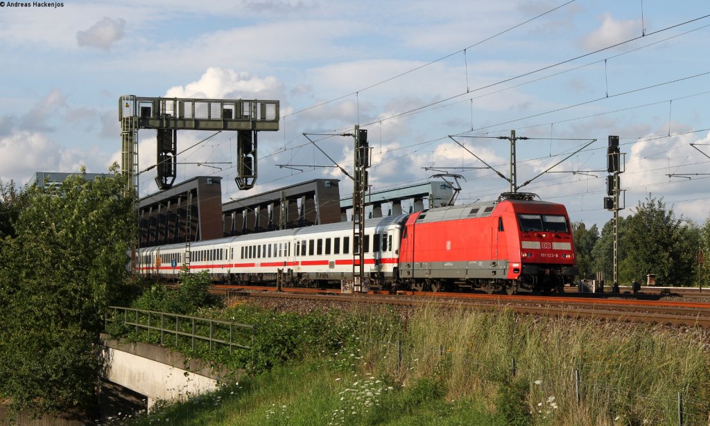 101 123-8 mit dem IC 2073  Sylter Strand  (Westerland(Sylt)-Berlin S�dkreuz) bei den S�delbebr�cken 8.8.12