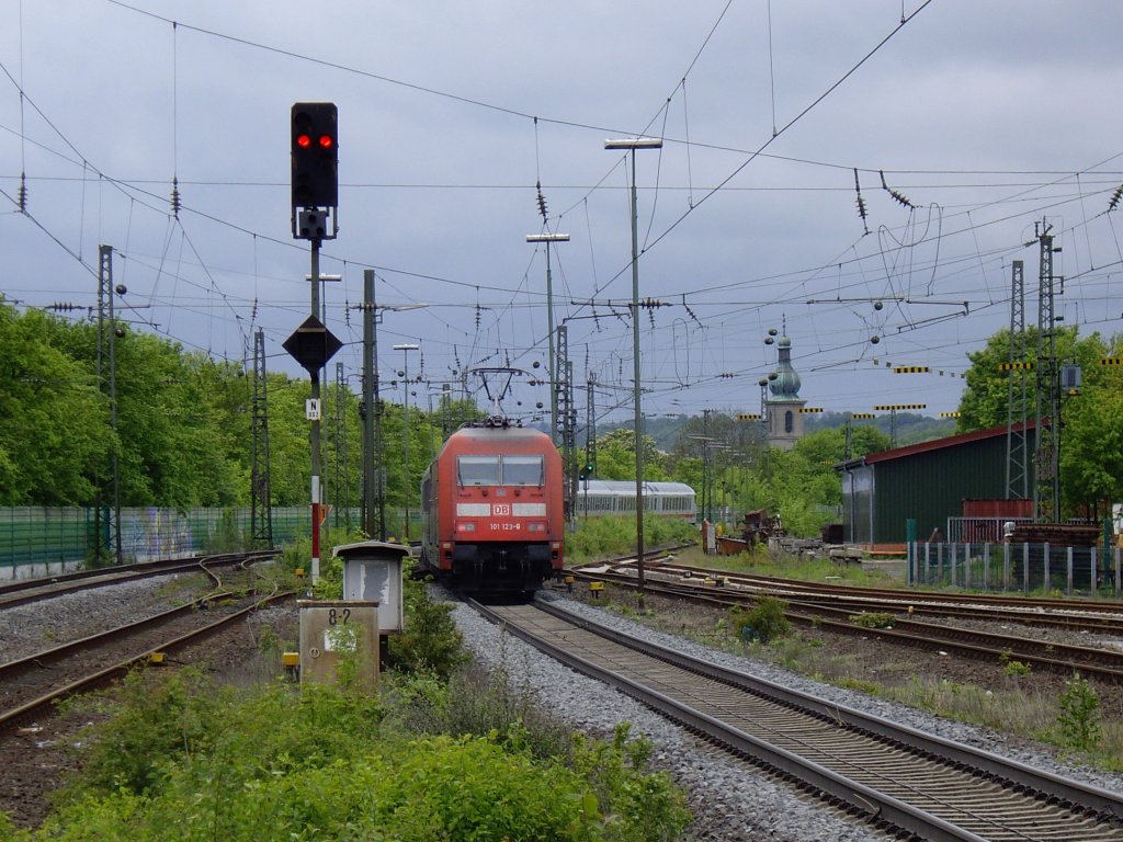 101 123-8 schiebt den IC 2114 von Stuttgart nach Hamburg-Altona in Richtung Lengericher Tunnel und unterquert dort den Teutoburgerwald.
Lengerich, 13.05.2010