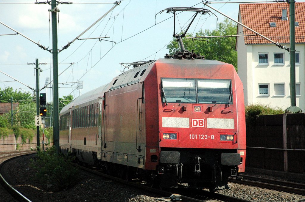 101 123 zieht den Mnchen-Nrnberg Express am 23.05.2010 durch den Bahnhof Nrnberg-Gleihammer.