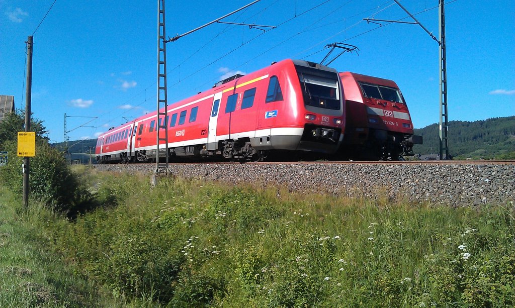 101 124 + BR 612 begegnen sich Ende Juni in Neukenroth auf der Frankenwaldbahn. 