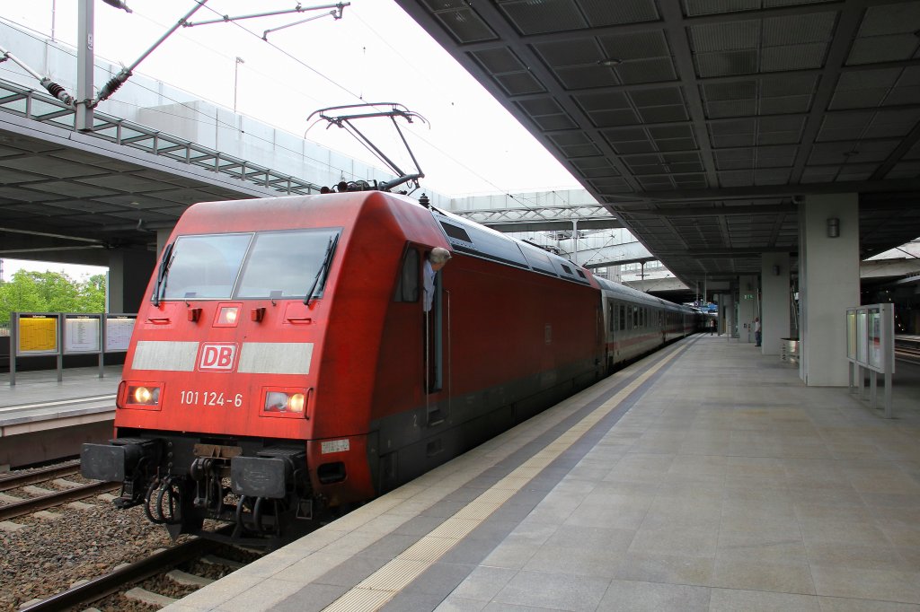 101 124-6 am 12.06.2011 fhrt mit dem IC 2209 nach Mnchen Hauptbahnhof vom Bahnhof Berlin Sdkreuz ab. Als Schublok diente  die  101 005-7 . 