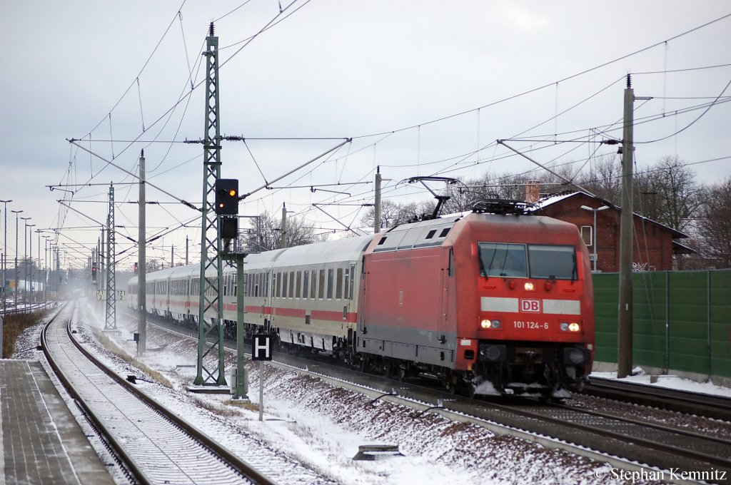 101 124-6 mit dem ca. 40min versp�teten IC 141 nach Berlin Ostbahnhof bei der Durchfahrt in Rathenow. 14.12.2010