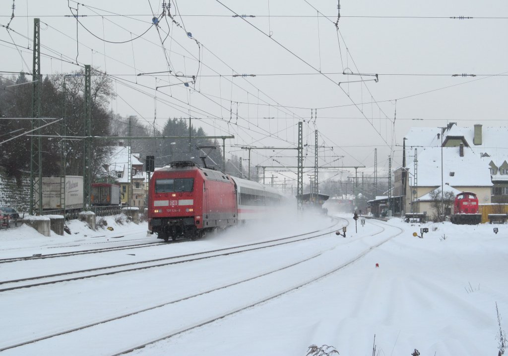 101 124-6 zieht am 11. Dezember 2012 ICE 1005 durch Kronach.