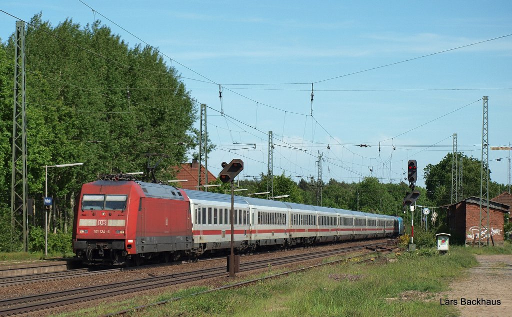 101 124-6 zieht am 5.06.10 den IC 2372 Karlsruhe Hbf - Stralsund durch Radbruch Richtung Hamburg-Harburg. Hinten luft 101 016-4  Unicef  kalt mit.