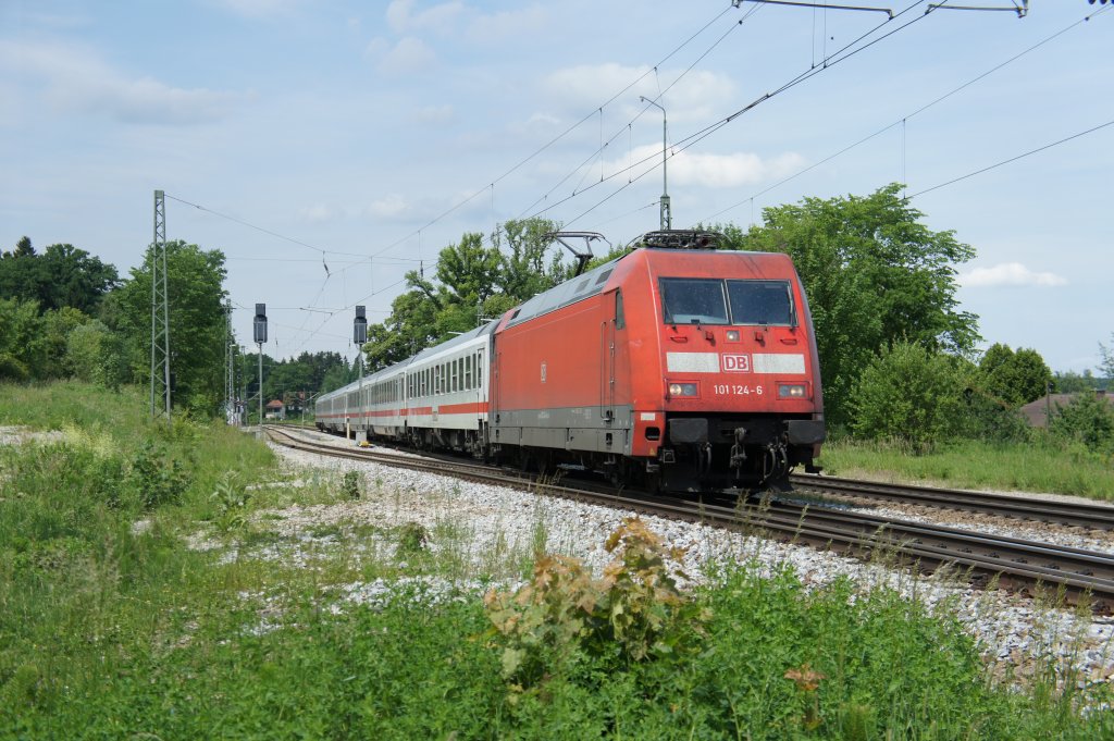 101 124-6 zieht einen EC am 31.05.11 durch den Bahnhof Aling in Richtung Rosenheim.