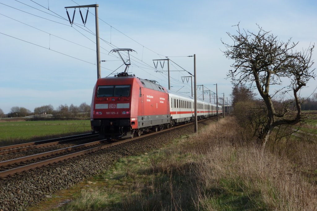 101 125-3 am 24.03.2012 mit dem IC 2435 von Norddeich Mole nach Leipzig, hier bei Veenhusen.