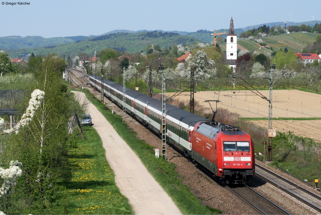 101 125-3 mit dem EC 9 Hamburg-Chur mit etwa +20 bei Denzlingen. Aufgenommen am 25.04.2013.