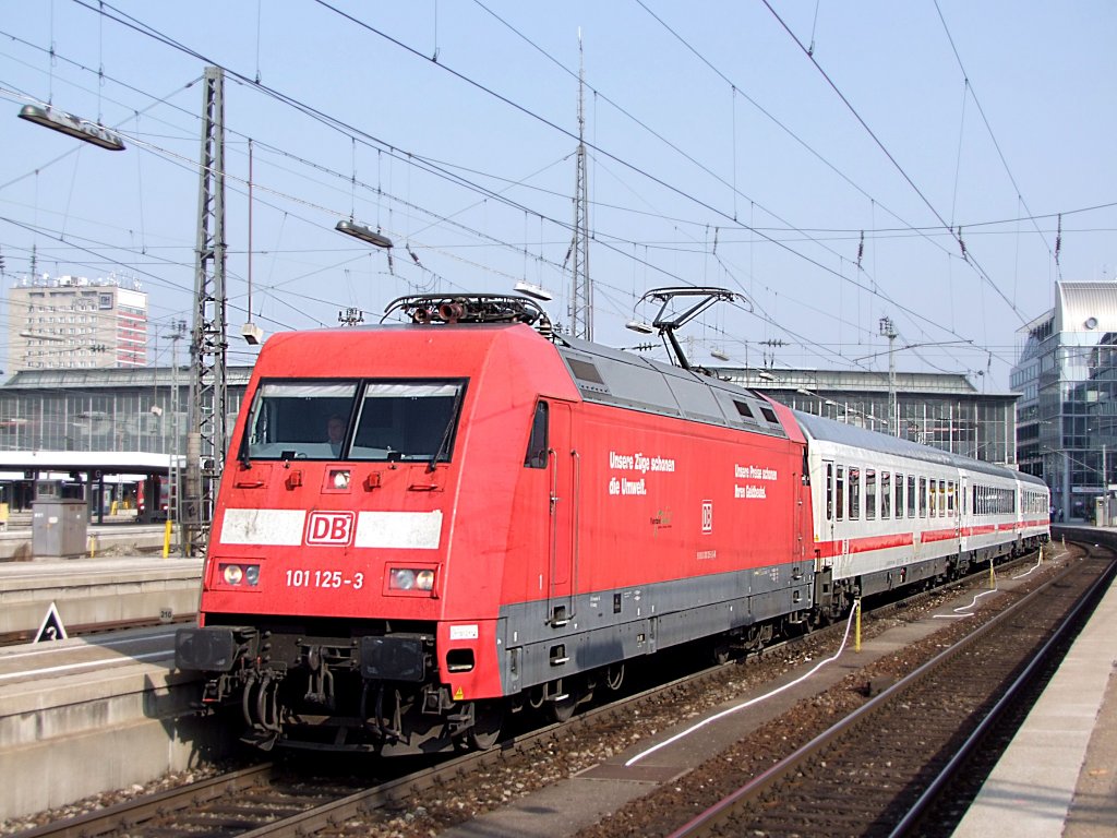 101 125-3 verlsst mit EC219 Mnchen Hbf;110329