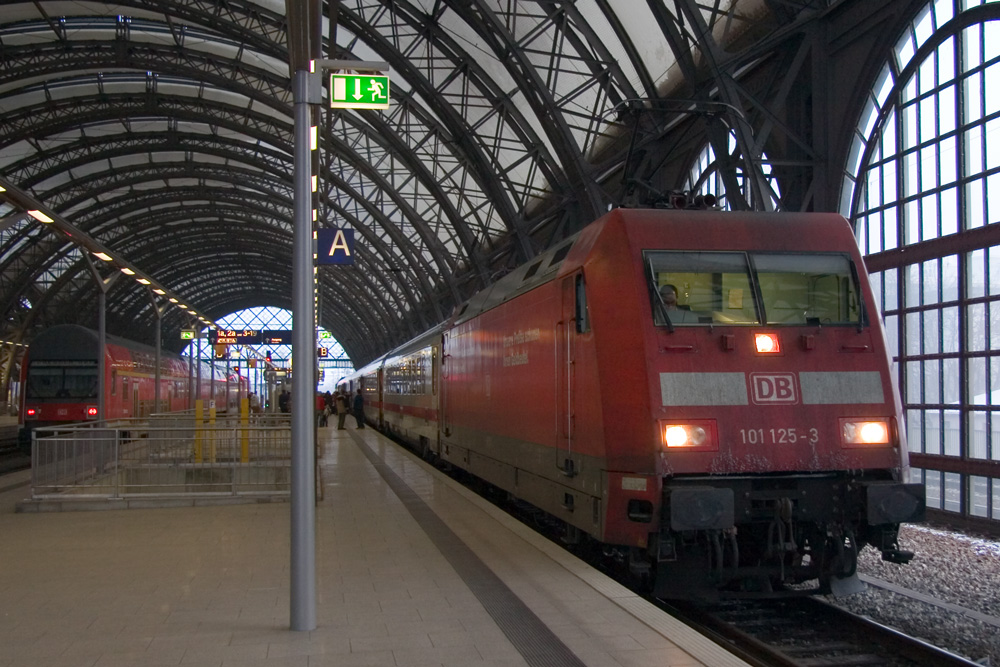 101 125 zieht gleich den IC nach Oldenburg aus dem Dresdner Hbf, whrend 115 198 am Zugschlu schieben darf. 20.01.2013