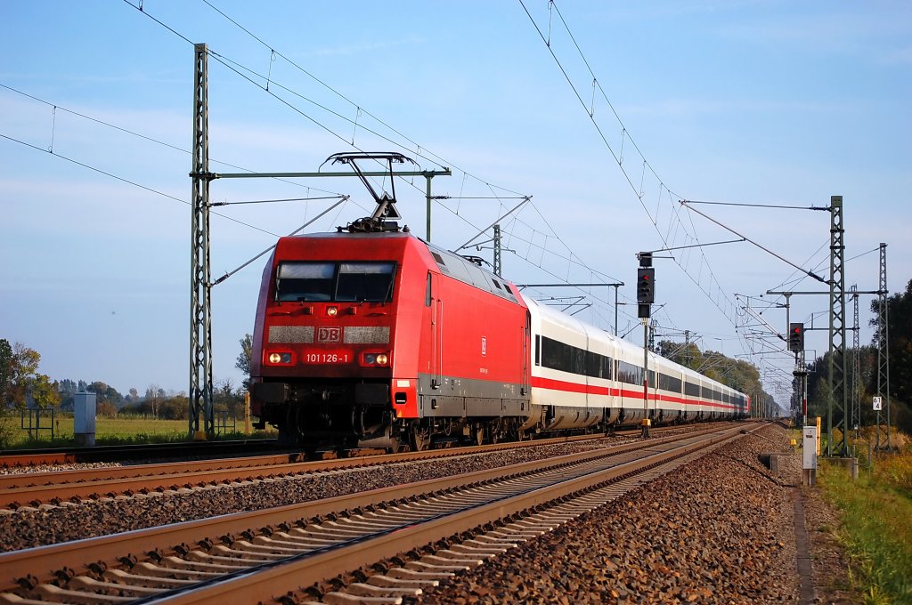 101 126-1 mit dem ICE 1100 nach Hamburg-Altona in Friesack(Mark). Geschoben hat die 101 130-3. 06.10.2010