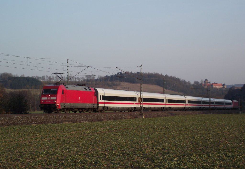 101 126-1 und eine weitere 101 sind am 22. Mrz 2011 mit der ehemaligen Metropolitan Garnitur als ICE 915 auf der Frankenwaldbahn bei Kronach unterwegs.