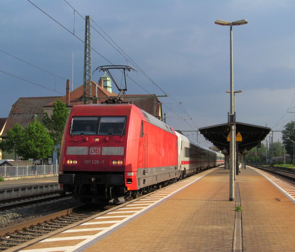 101 126-1 zieht am 22. Mai 2012 ICE 1104 durch Kronach.