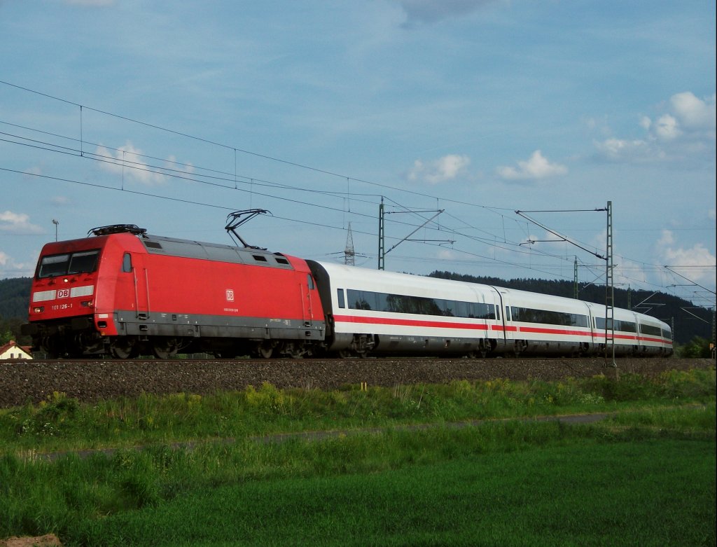 101 126 ist am 11.Mai 2011 mit der Metro-Garnitur als ICE 914 bei Halach unterwegs.