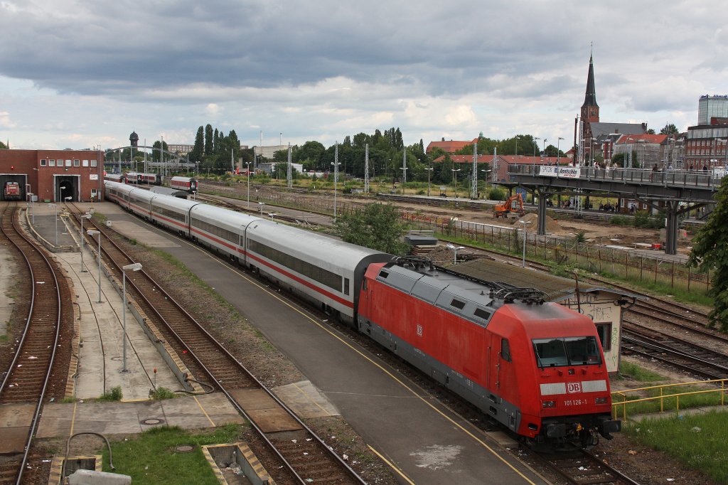 101 126 stand am 11.8.12 mit der ehemaligen Metropolitan Garnitur abgestellt in Berlin Warschauer Stra�e.