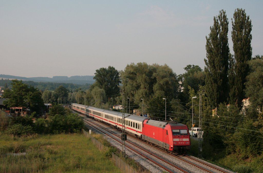 101 127-9 beschleunigt mit IC 2371 Hamburg Hbf - Konstanz aus Radolfzell. 30.06.10