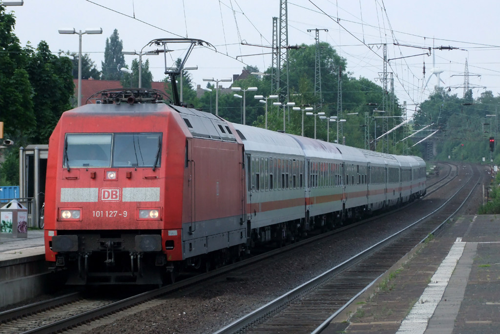 101 127-9 mit IC 130 nach Koblenz bei der Einfahrt in Recklinghausen 29.5.2012
