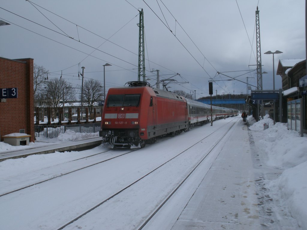 101 127 mit dem IC 2356 von Binz nach Frankfurt/Main,am 24.Mrz 2013,bei der Einfahrt in Bergen/Rgen.